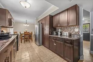 2238 Highfield Ln, Aurora, IL 60504 - Photo 9
