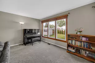 2300 Appleby Dr, Wheaton, IL 60189 - Photo 3