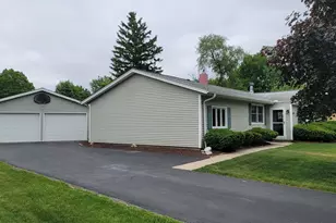 1500 Woodland Dr, Sycamore, IL 60178 - Photo 3