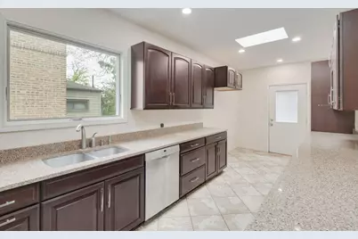 9535 S Fairfield Avenue, Evergreen Park, IL 60805 - Photo 7