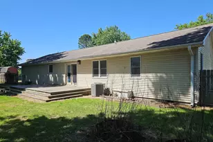 142 Fielder Dr, Salem, IL 62881 - Photo 5