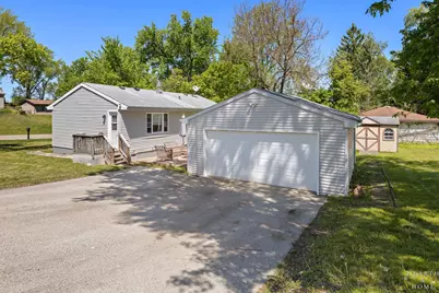 502 E Oak Street, Lake in the Hills, IL 60156 - Photo 3