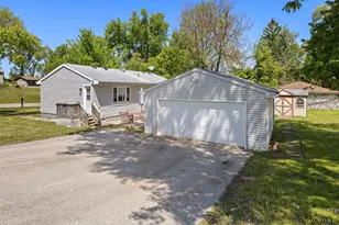 502 E Oak St, Lake in the Hills, IL 60156 - Photo 3