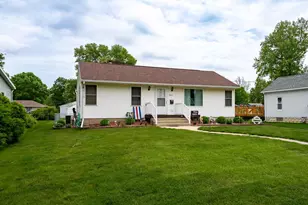 820 S Locust St, Pontiac, IL 61764 - Photo 21