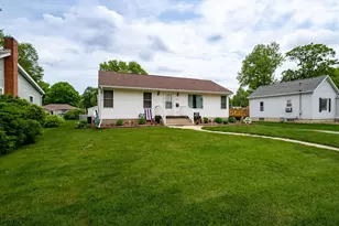 820 S Locust St, Pontiac, IL 61764 - Photo 1