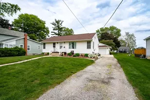 820 S Locust St, Pontiac, IL 61764 - Photo 25