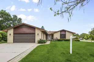2653 N Bradford Dr, Arlington Heights, IL 60004 - Photo 1