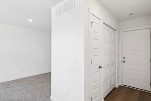 557 Yosemite Wy, Mundelein, IL 60060 - Photo 5