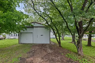 407 S Davis Ave, Centralia, IL 62801 - Photo 5