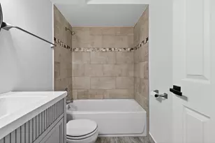 684 Quincy Bridge Ln, Glenview, IL 60025 - Photo 7