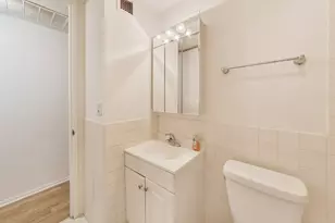 201 E Chestnut St, Chicago, IL 60611 - Photo 17