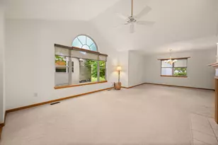 915 Foxpointe Dr, Sycamore, IL 60178 - Photo 9