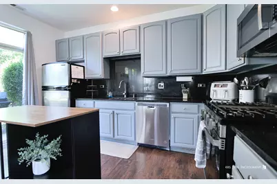 2888 Falling Waters Drive, Lindenhurst, IL 60046 - Photo 9
