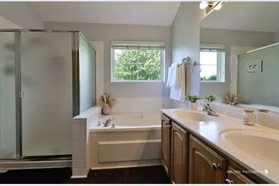 2888 Falling Waters Drive, Lindenhurst, IL 60046 - Photo 19