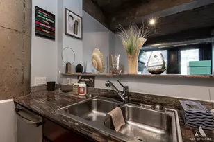 1070 W 15th St, Chicago, IL 60608 - Photo 9
