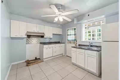 7843 S Yates Boulevard, Chicago, IL 60649 - Photo 9