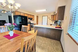 6090 Chatsworth Dr, Rockford, IL 61109 - Photo 9