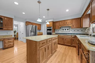 202 Windsor Circle, Saint Charles, IL 60175 - Photo 11