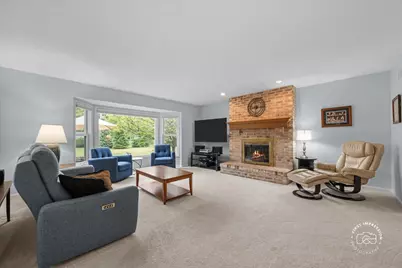 202 Windsor Circle, Saint Charles, IL 60175 - Photo 7