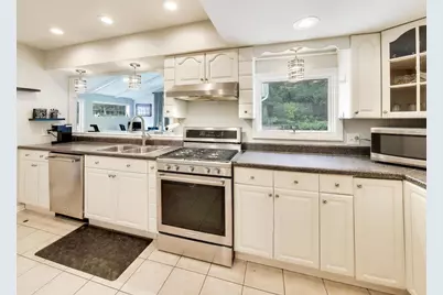 213 E Ellis Avenue, Libertyville, IL 60048 - Photo 9