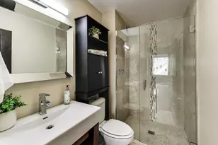 3930 N Pine Grove Ave, Chicago, IL 60613 - Photo 13