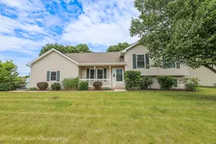 480 N Aspen Dr, Cortland, IL 60112 - Photo 1