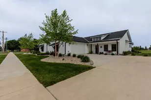 807 E Thompson St, Princeton, IL 61356 - Photo 1