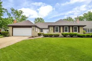 541 Williamsburg Rd, Glen Ellyn, IL 60137 - Photo 1