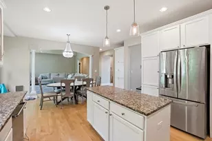 10S372 Tim Ct, Willowbrook, IL 60527 - Photo 9