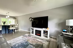 315 Maplewood Dr, Lakemoor, IL 60051 - Photo 7