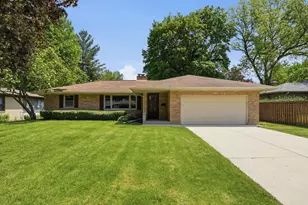 152 Crestwood Dr, East Dundee, IL 60118 - Photo 1