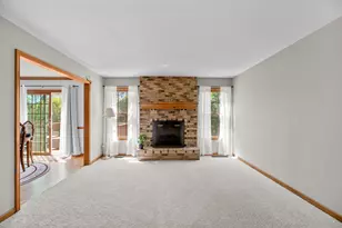 27W225 Ash Ct, Winfield, IL 60190 - Photo 5