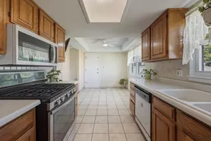 356 Banbury Ave, Elk Grove Village, IL 60007 - Photo 9