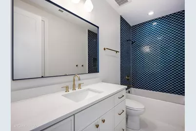 1303 W Barry Avenue, Chicago, IL 60657 - Photo 21