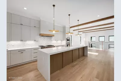 1303 W Barry Avenue, Chicago, IL 60657 - Photo 5