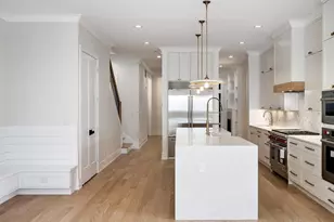 1303 W Barry Ave, Chicago, IL 60657 - Photo 9