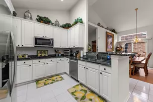 1610 Astor Ave, Oakbrook Terrace, IL 60181 - Photo 7