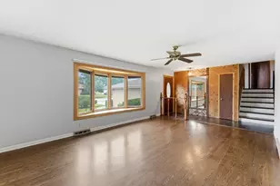 565 Eletson Dr, Crystal Lake, IL 60014 - Photo 3