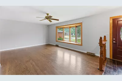 565 Eletson Drive, Crystal Lake, IL 60014 - Photo 9