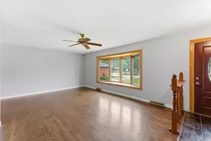 565 Eletson Dr, Crystal Lake, IL 60014 - Photo 9