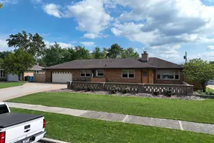 378 Oakwood Dr, Crete, IL 60417 - Photo 3