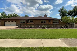 378 Oakwood Dr, Crete, IL 60417 - Photo 5