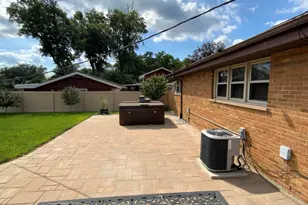 378 Oakwood Dr, Crete, IL 60417 - Photo 11