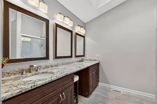 131 Camden Ct, Lincolnshire, IL 60069 - Photo 11