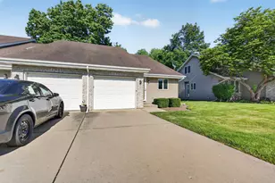 302 Grande Dr, Minooka, IL 60447 - Photo 3