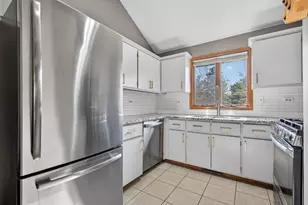 302 Grande Dr, Minooka, IL 60447 - Photo 5