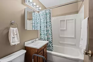 626 Greenbriar Ln, Lindenhurst, IL 60046 - Photo 5