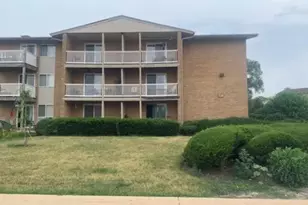 910 Beau Dr, Des Plaines, IL 60016 - Photo 1