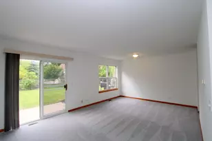 713 Carlisle Dr, Woodstock, IL 60098 - Photo 5