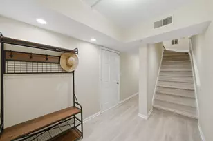1038 Susan Collin Ln, Oak Park, IL 60302 - Photo 3